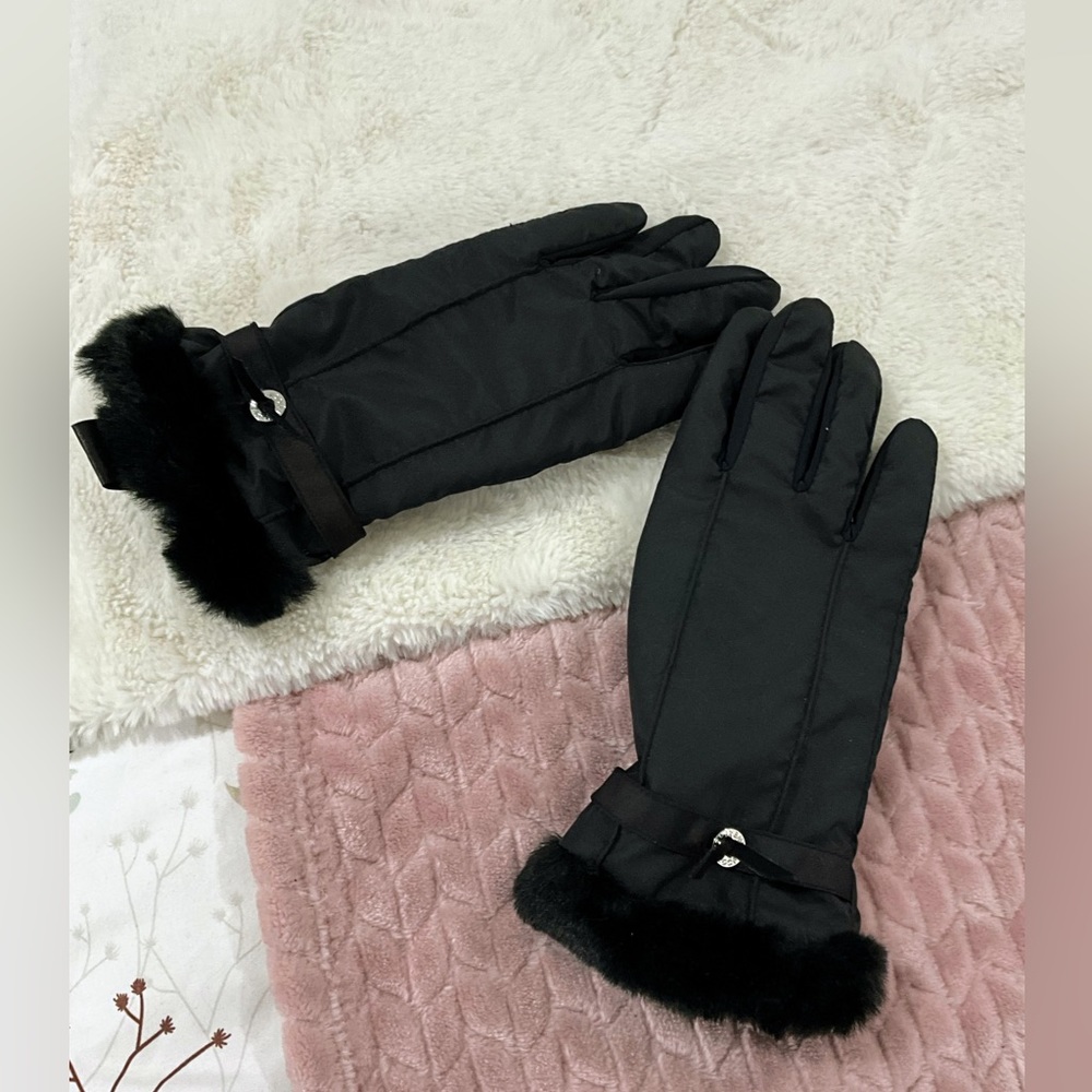 Waterproof black gloves with puffy detail and warm inside